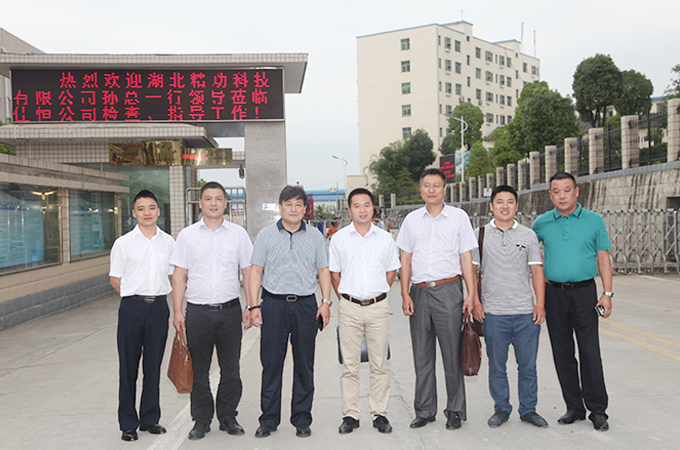 g精功科技采購(gòu)中心經理張國(左(zuo)二) 佳恒公司總經(jīng)理楊永明(左三) 精(jing)功科技總經理孫(sūn)利民(左四) 精功科(kē)技常