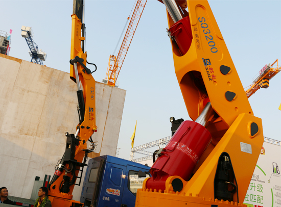 寶馬展上佳恒(heng)油缸車起重機(jī)展示