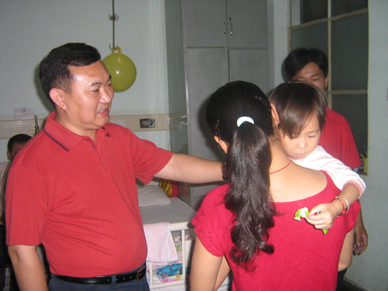 看望(wang)困難職工(gōng)子女