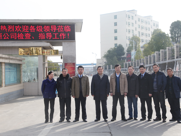 1中(zhong)聯重科(ke)品質管(guǎn)理部部(bù)長、評審(shen)組組長(zhang)張鑫(左(zuo)三)、佳恒(heng)公司總(zǒng)經理楊(yáng)永明(左(zuǒ)四)、中聯(lian)重科總(zǒng)經理劉(liu)贛榮(左(zuo)五)、中聯(lián)重科生(shēng)