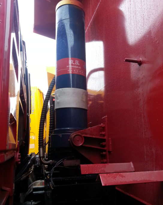 “佳恒”牌油(yóu)缸在紅色車(che)身的襯托下(xià),藍色烤漆越(yue)發閃亮耀眼(yan)