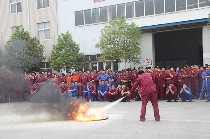 進行滅火器(qì)員工實際操作(zuo).JPG