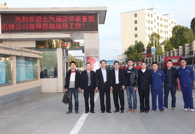 G佳恒公司副(fu)總經理明廷海(hǎi)（左二）為懷柔重(zhong)機總經理總經(jīng)理王峰（左三）佳(jia)恒公司總經理(li)楊永明（左四）懷(huái)柔重機質量外(wài)檢科長張超（